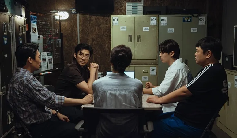 5 ordinary people sitting in the table - heroes next door - film review